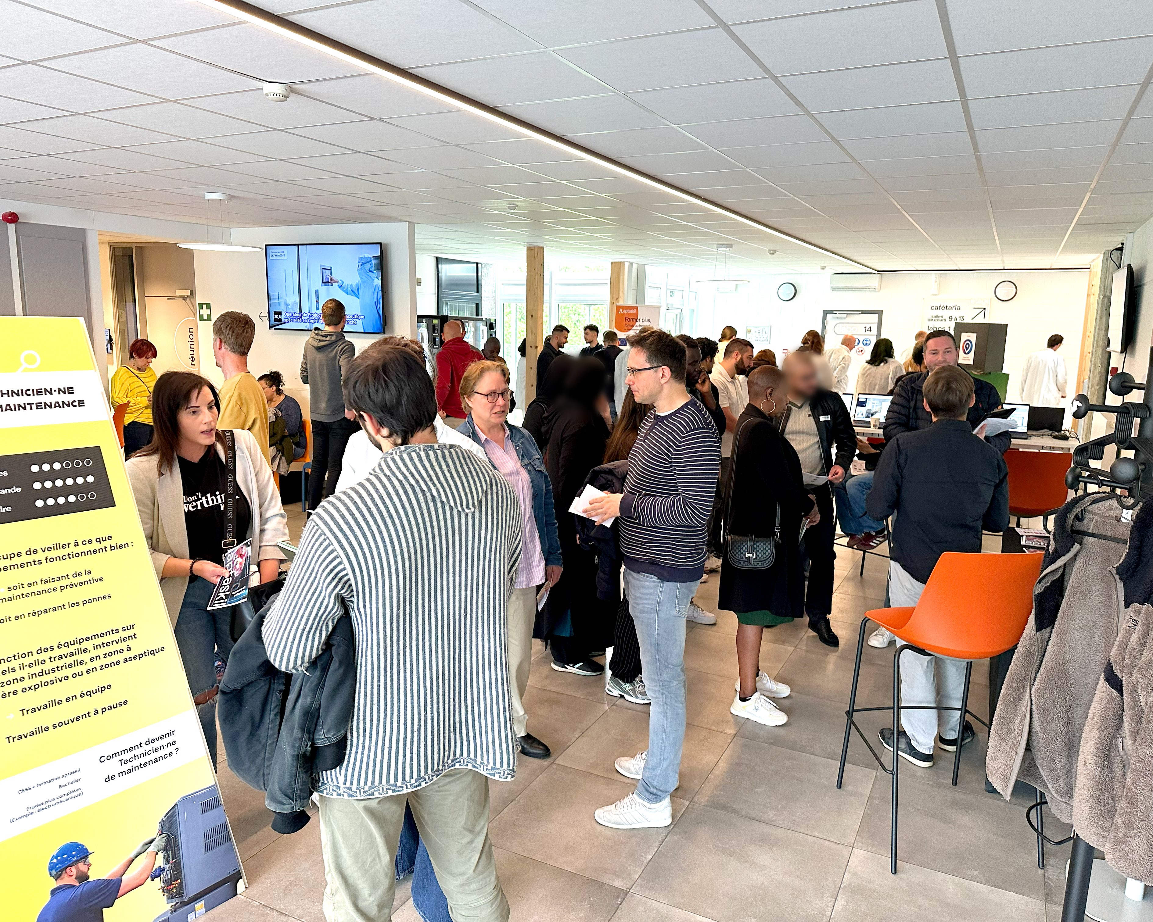 Foule aux portes ouvertes aptaskil 2026
